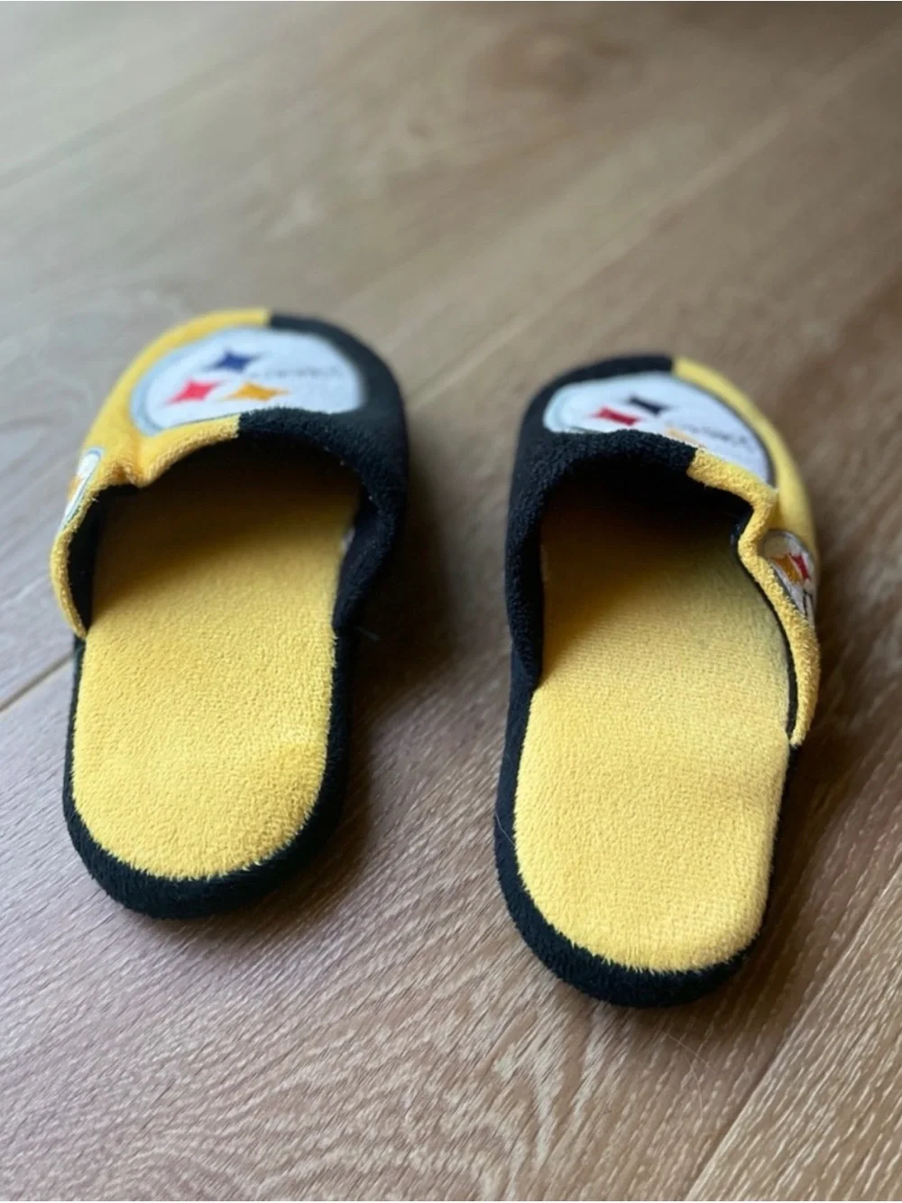 Pittsburgh Steelers Plush Slippers Black Yellow NFL Team House Shoes, size 1-2